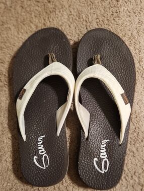 Savvy Women’s White and Brown Croc texture flip flops. Size 7